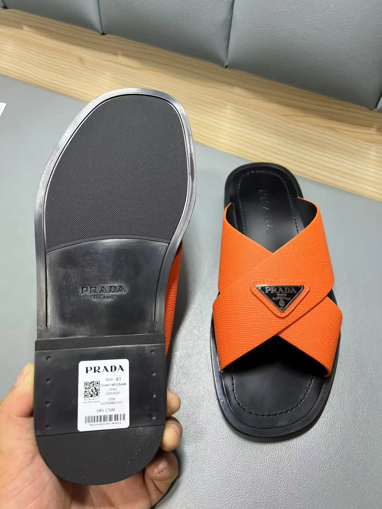 340💰PRADA Prada’s latest slippers are synchronized with the official website. This slipper is made of the brand’s unique and iconic Saffiano leather. The brand logo jumps out from the double straps, and the brand style is clearly visible. Cowhide gives men elegant charm and functional design, making it an ideal choice for vacation and leisure. Size:38-45